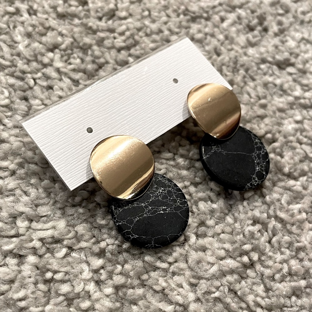 5 for $10🟢 Gold & Black Studded Marbled Earrings